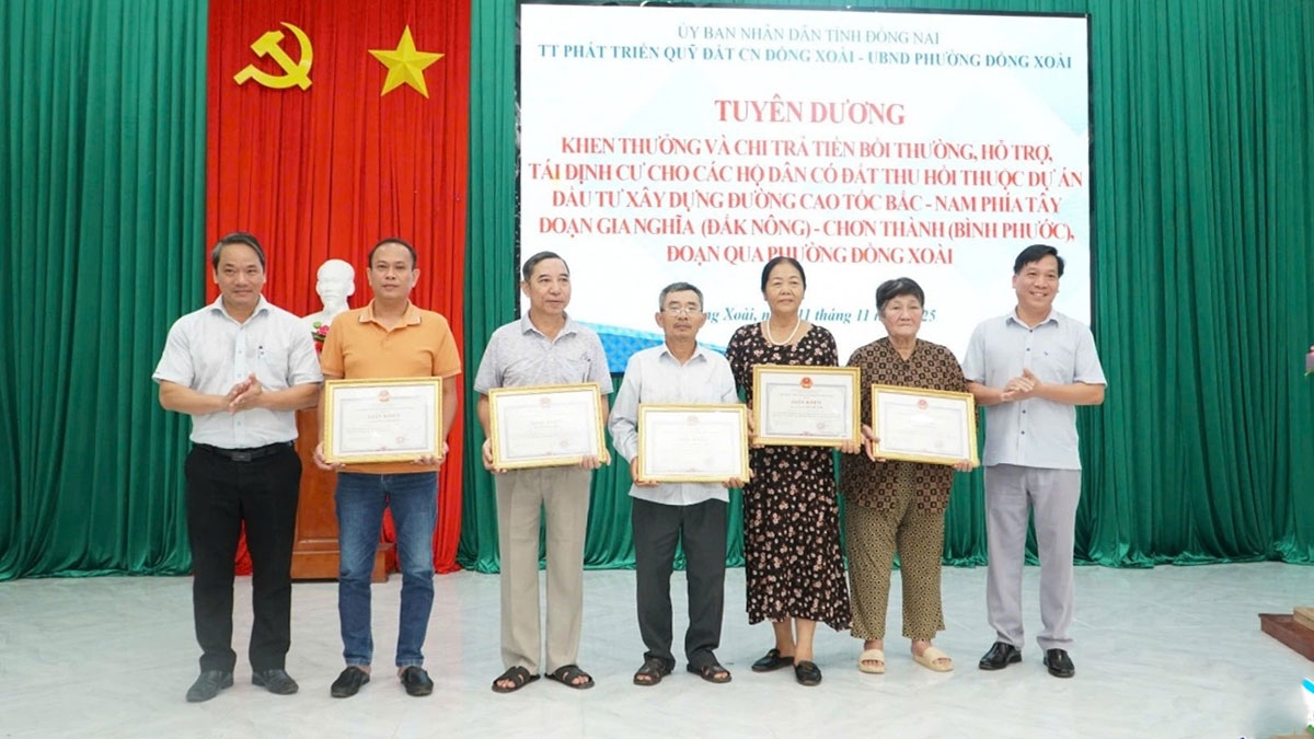 Phường Đồng Xoài tuyên dương các hộ dân bàn giao sớm mặt bằng cho dự án 