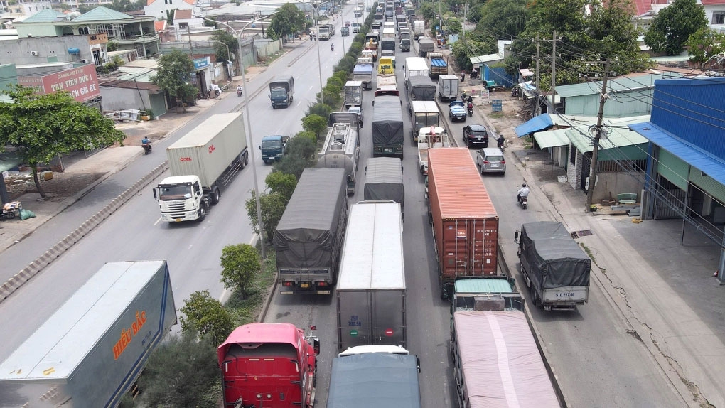 Quốc lộ 51 đoạn qua Đồng Nai liên tục kẹt xe (ảnh: PT)