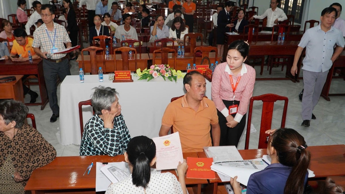 Các địa phương tiến hành chi trả tiền bồi thường cho dân 