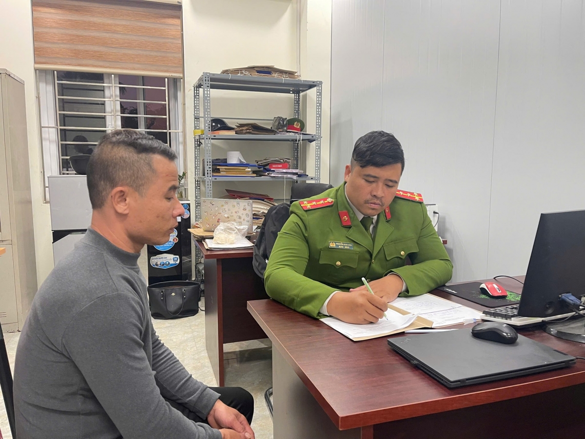 Đối tượng Bùi Quang Tuyên đầu thú tại Công an phường Dương Kinh