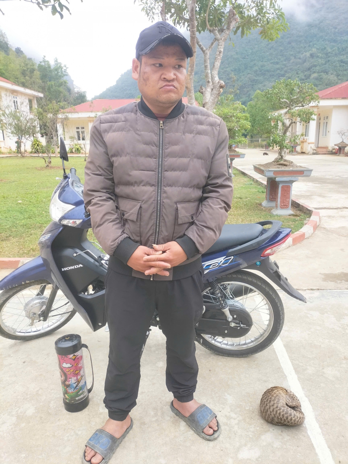 Đối tượng Lò Văn Thuận và tang vật vụ án.