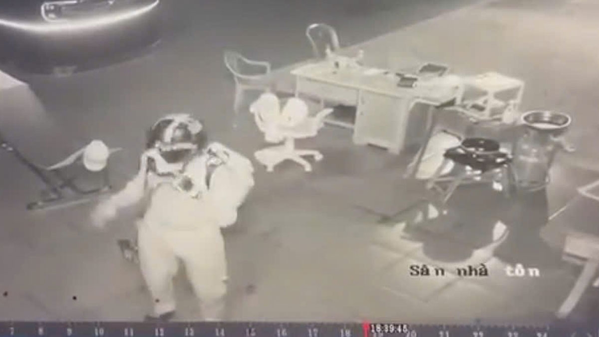 Đối tượng Tùng đột nhập vào nhà nạn nhân (ảnh: CA)