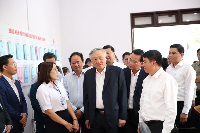 Phó Thủ tướng Thường trực Chính phủ Nguyễn Hòa Bình tới thăm và làm việc với xã Đức Trọng (tỉnh Lâm Đồng) về tổ chức, vận hành Trung tâm Phục vụ hành chính công ngày 30/6/2025