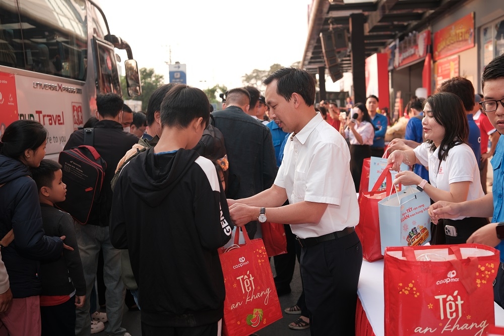 Đồng chí Vũ Anh Khoa gửi đến những phần quà Tết 2025 đến hành khách trước khi khởi hành