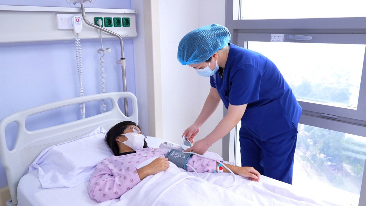 Em T.Q sinh năm 2011 phát hiện chảy máu não từ cơn đau đầu thoáng qua