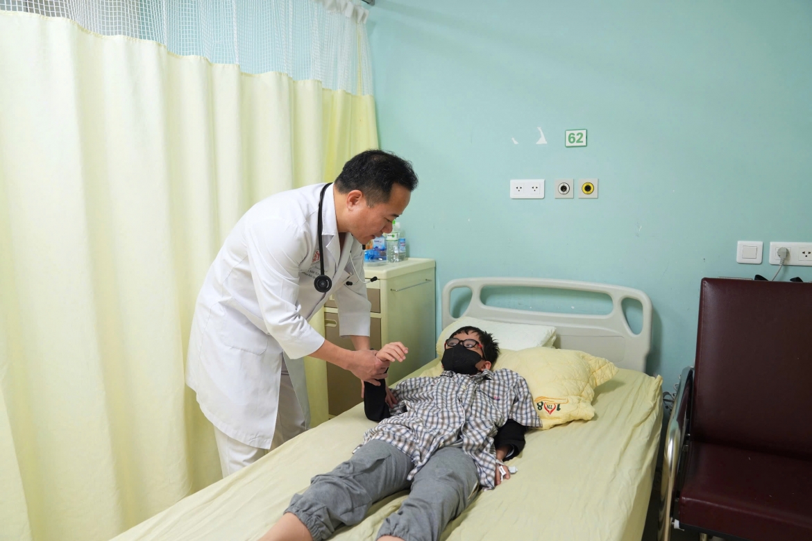 TS.BS Nguyễn Văn Tuyến - Viện trưởng Viện Thần kinh kiêm Chủ nhiệm Khoa Đột quỵ não cho biết, phát hiện sớm đột quỵ ở trẻ em chính là chìa khóa giúp giảm thiểu tổn thương và bảo vệ tính mạng