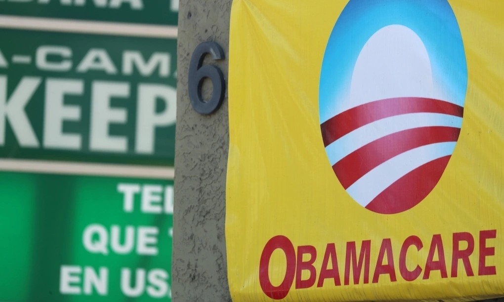 Biển quảng cáo Obamacare tại một cửa hàng bán bảo hiểm ở California hồi tháng 10/2017. Ảnh: Reuters