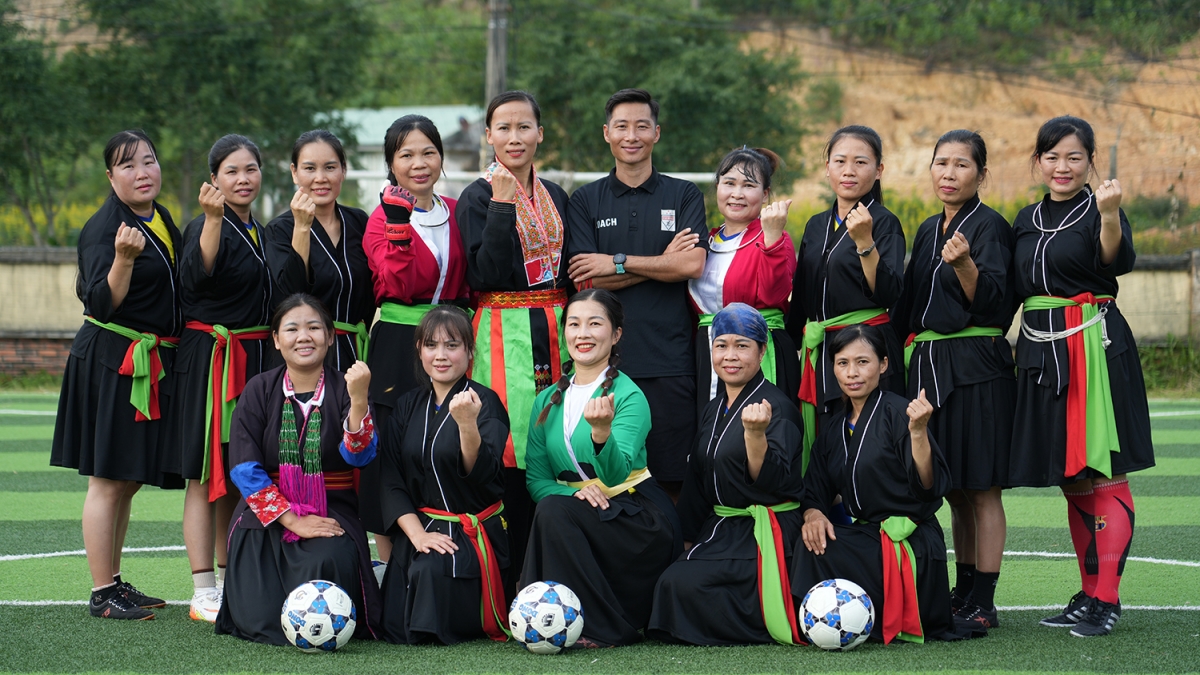 Việc đưa trang phục dân tộc vào một hoạt động vốn mang tính thi đấu như bóng đá không chỉ tạo nên nét đẹp thị giác mà còn khẳng định niềm tự hào bản sắc của cộng đồng các dân tộc vùng cao.