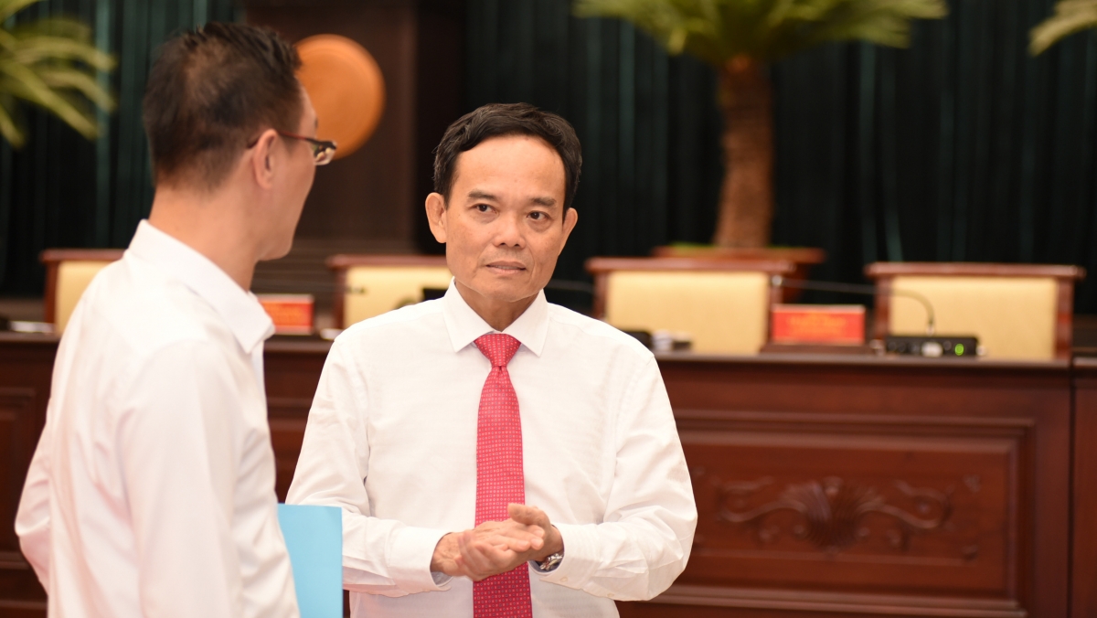 Bí thư Thành ủy trao đổi với các đại biểu (Ảnh: Q.H)