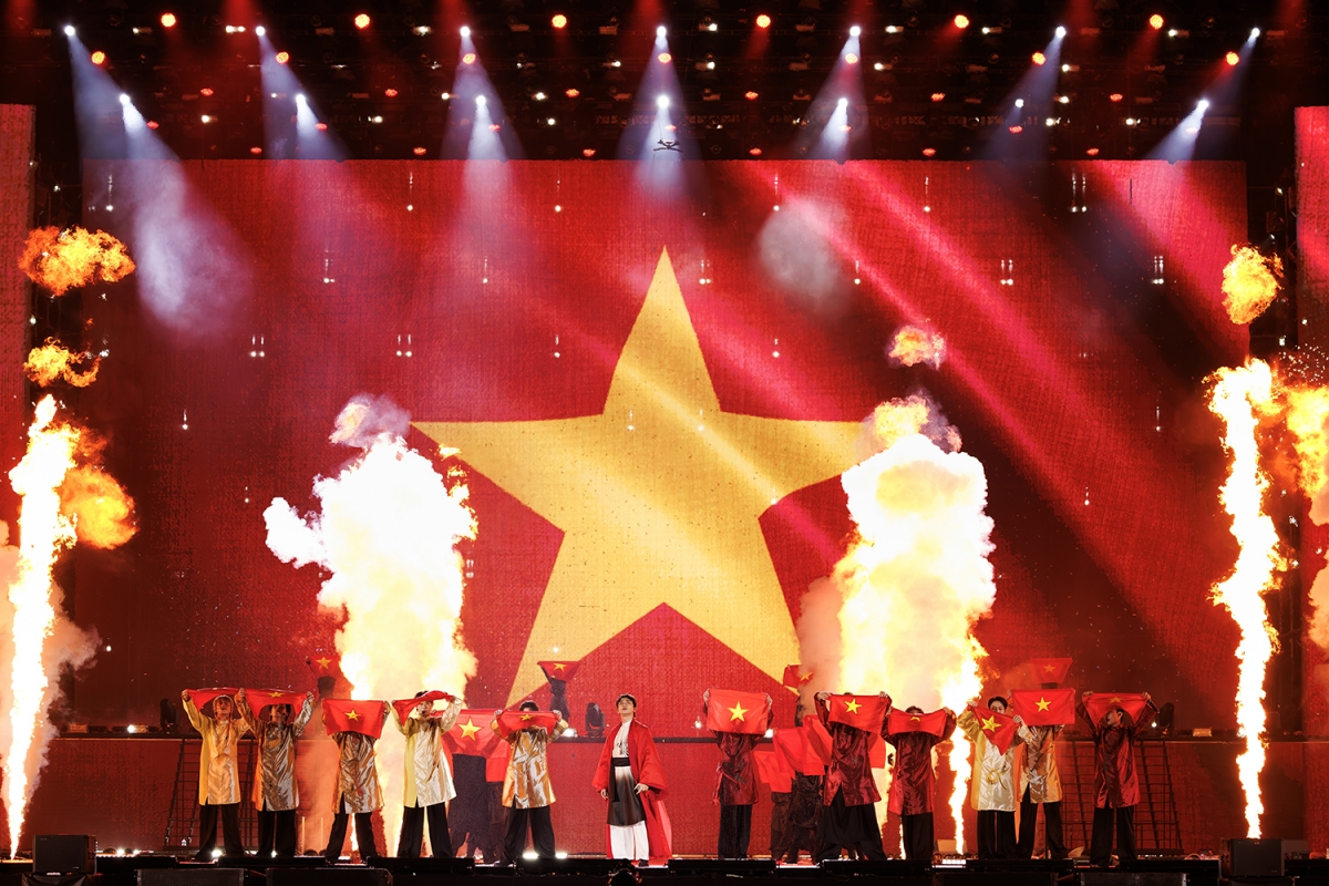 Đáng chú ý, dàn 11 Tân binh toàn năng gồm Cường Bạch, Lâm Anh, Phúc Nguyên, Đức Duy, Duy Lân, Minh Quân, Long Hoàng, Minh Hiếu, Đông Quan, Hữu Sơn và Minh Tân đã có màn thể hiện tự tin, không hề lép vế khi đứng cạnh các nghệ sĩ đàn anh, đàn chị.