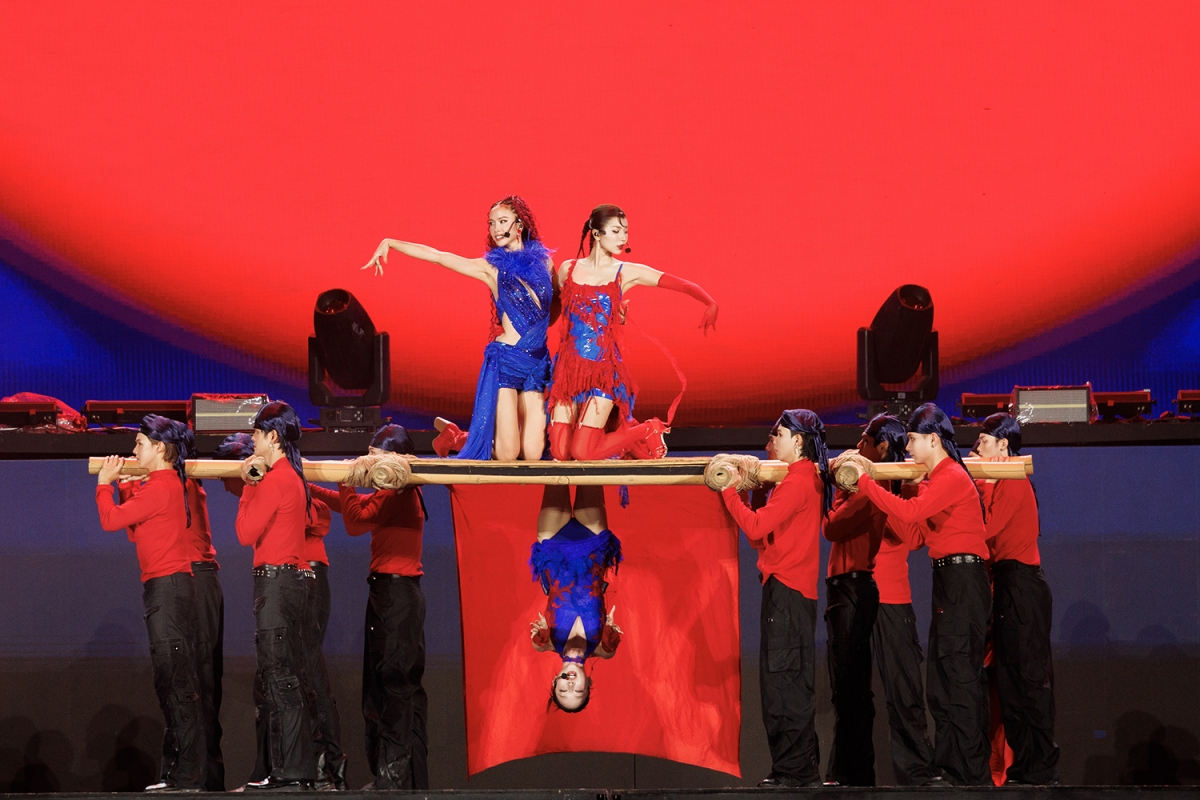 Y-Concert được xem là phiên bản mở rộng của chuỗi concert Anh trai vượt ngàn chông gai, nhưng được nâng tầm cả về quy mô lẫn ý tưởng khi có sự góp mặt của các “chị đẹp”, tân binh và dàn nghệ sĩ Gia đình Haha.