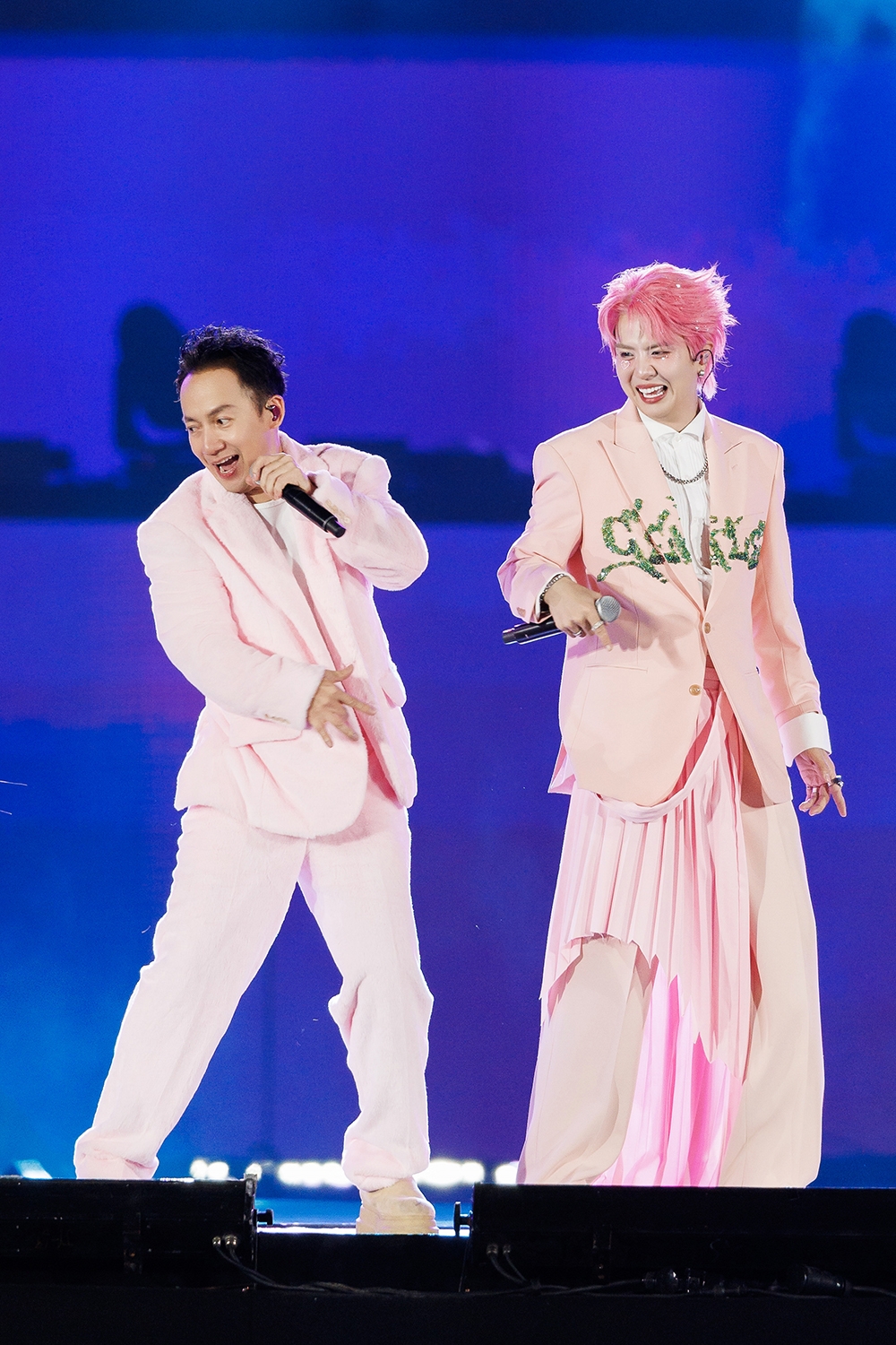 Nhiều bản hit quen thuộc từng được trình diễn trong các concert trước vẫn khiến khán giả không ngừng hò reo như “Đường xa ướt mưa”, mashup “Một lần dang dở – Đi qua cầu vồng”, “Tình anh bán chiếu”, “Lặng”, “Ông xã em number one”, “Tỉnh thức sau giấc ngủ đông”…