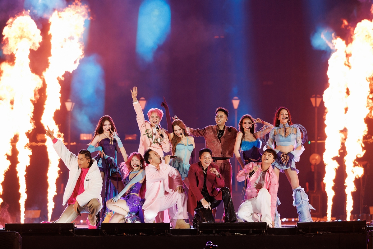 Các nghệ sĩ cùng hòa giọng trong “Một vòng Việt Nam” (Đông Thiên Đức), mang đến khoảnh khắc tự hào và xúc động cho khán giả. Đêm diễn tiếp tục bùng nổ với loạt tiết mục mở màn như “Let Me Feel Your Love Tonight”, “Chị ngã em nâng”, “We Lit The Show”, quy tụ đông đảo Anh tài và Chị đẹp.