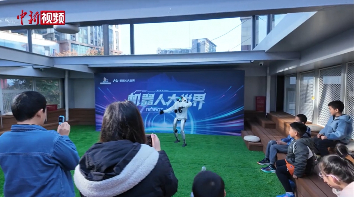 Du khách trải nghiệm cùng các robot tại dự án. Ảnh: Chinanews Service