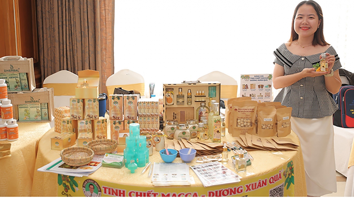 Các sản phẩm chế biến từ hạt Macca của Công ty TNHH MTV Công Nghệ Sau Thu Hoạch Dương Xuân Quả trưng bày tại chương trình Tết Doanh Nhân 2024. Ảnh kt