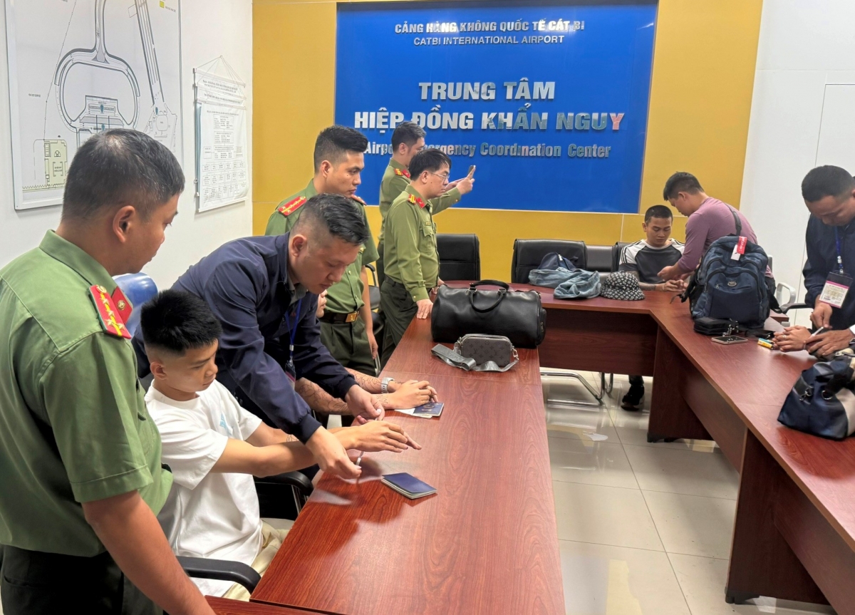 Các đối tượng bị bắt giữ tại Cảng hàng không quốc tế Cát Bi, Hải Phòng. (Ảnh: Công an Hải Phòng)