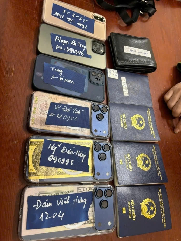 Một số máy điện thoại di động, hộ chiếu của những kẻ trong đường dây là tang vật của vụ án. (Ảnh: Công an Hà Tĩnh)