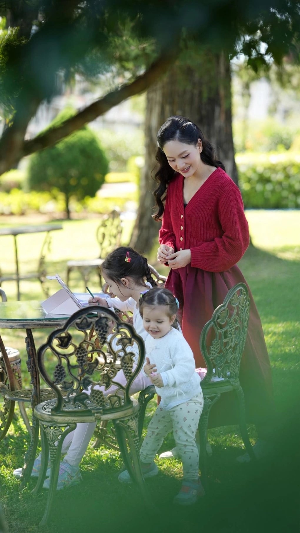 Lan Phương đăng khoảng khắc bên các con trong kỳ nghỉ ở Đà Lạt và viết: "Hạnh phúc đôi khi chỉ là một buổi chiều nắng, với tiếng cười của hai con vang lên giữa khu vườn".