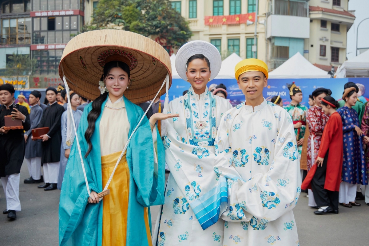 Hoa hậu H’Hen Niê cùng chồng lần đầu diện Việt phục tại sự kiện Ngày hội Việt Nam Hạnh phúc.