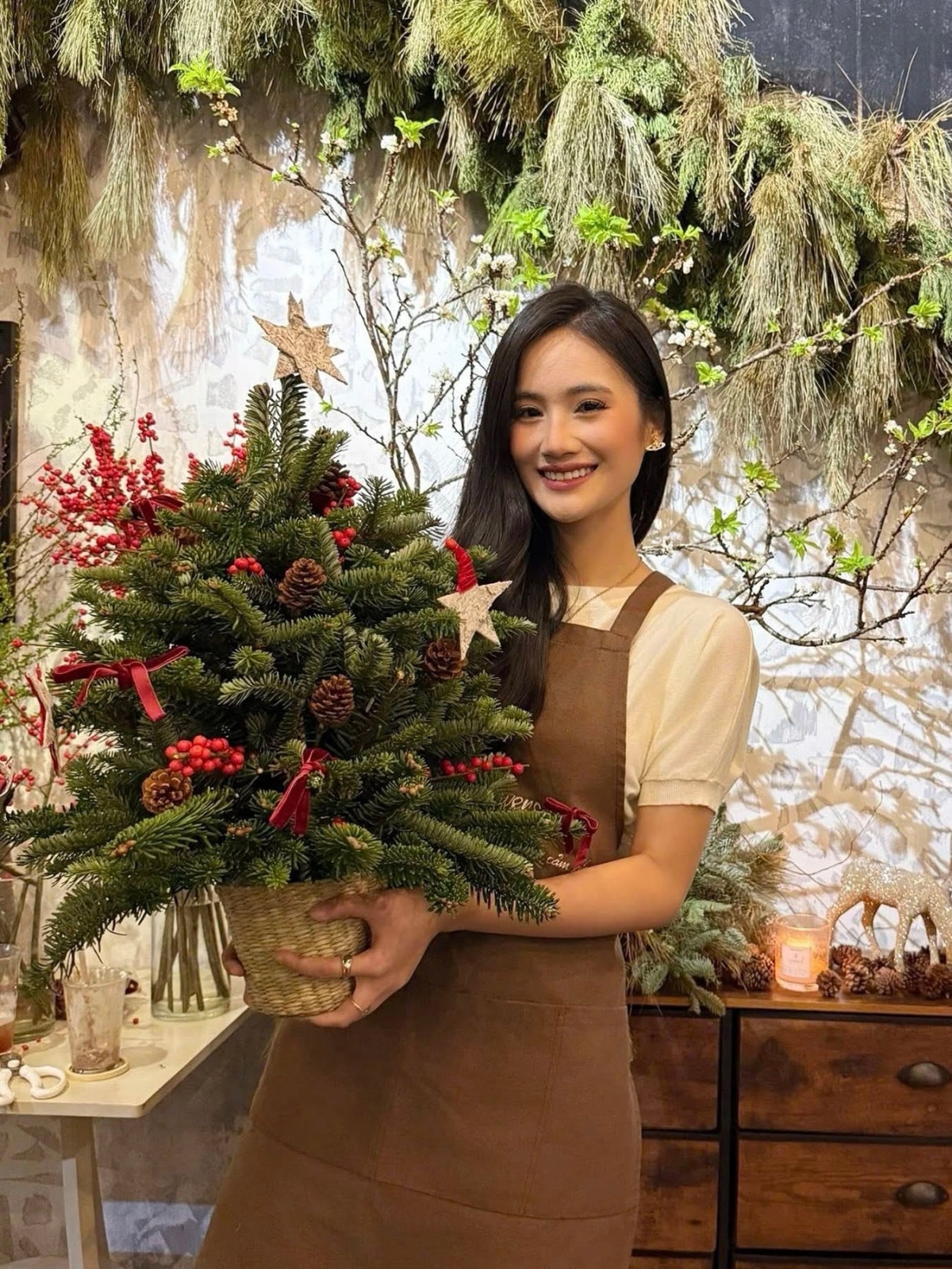 Hoa hậu Ý Nhi khoe "cây thông Noel" nhỏ xinh tự cắm.