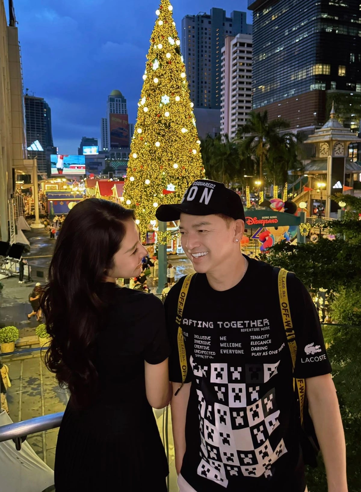 Quang Minh mặc ton sur ton quấn quýt bạn gái 9X Tăng Khánh Chi.