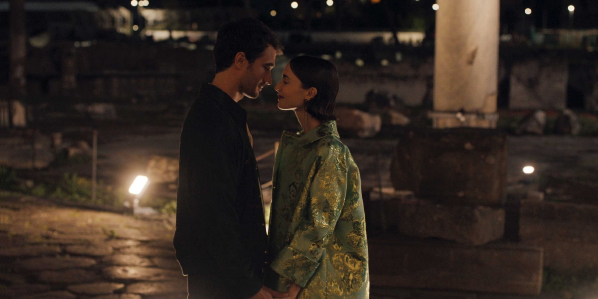 "Emily in Paris" mùa 5 lập tức phủ sóng trên mạng xã hội. Các fan chia sẻ lại những khung hình đẹp, bình luận về mái tóc mới của Emily, đếm số trang phục cô mặc trong trailer và dự đoán diễn biến câu chuyện. (Ảnh: Netflix)