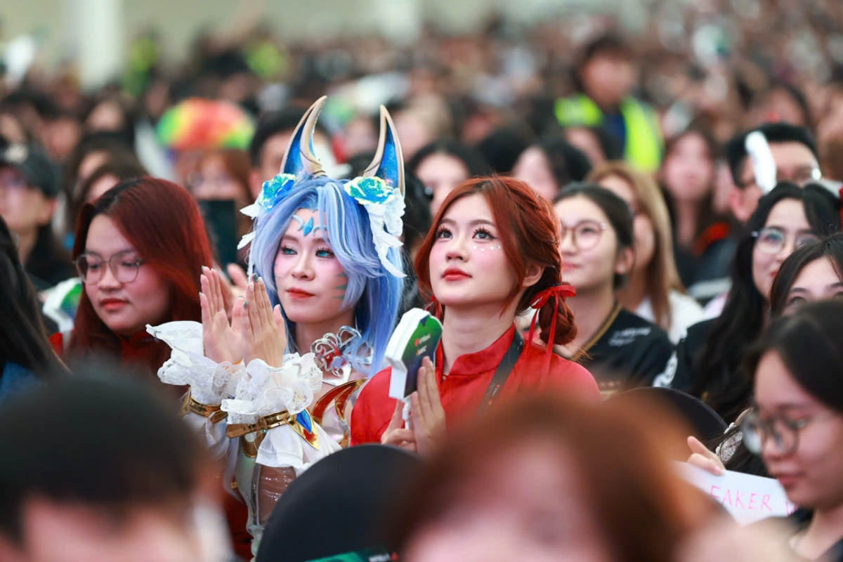 Bầu không khí hân hoan của các fan T1.