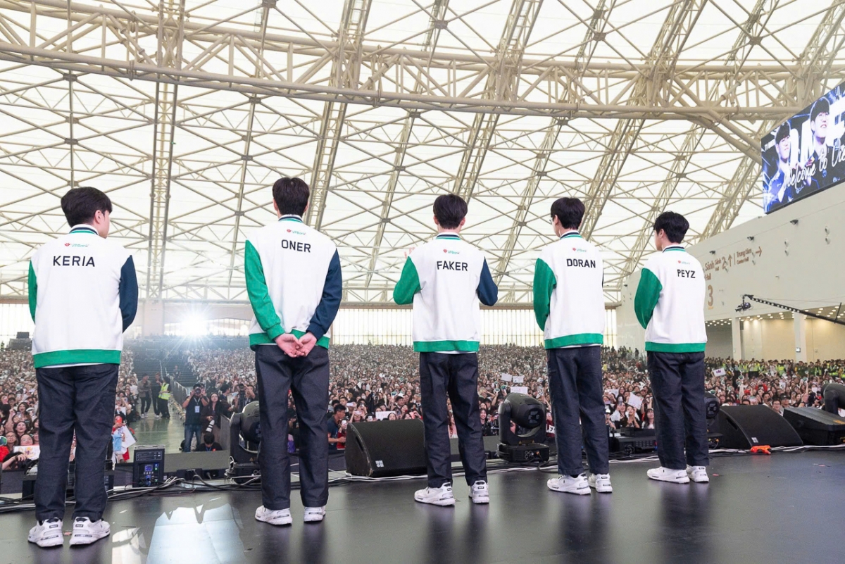 Fan Việt chờ đợi rất lâu để được giao lưu cùng thần tượng.