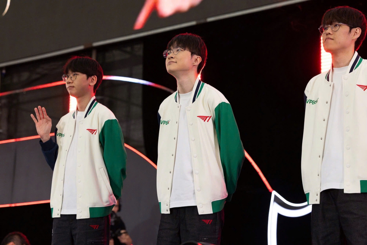 Không khí bùng nổ khi Faker cùng các đồng đội T1 lên sân khấu.