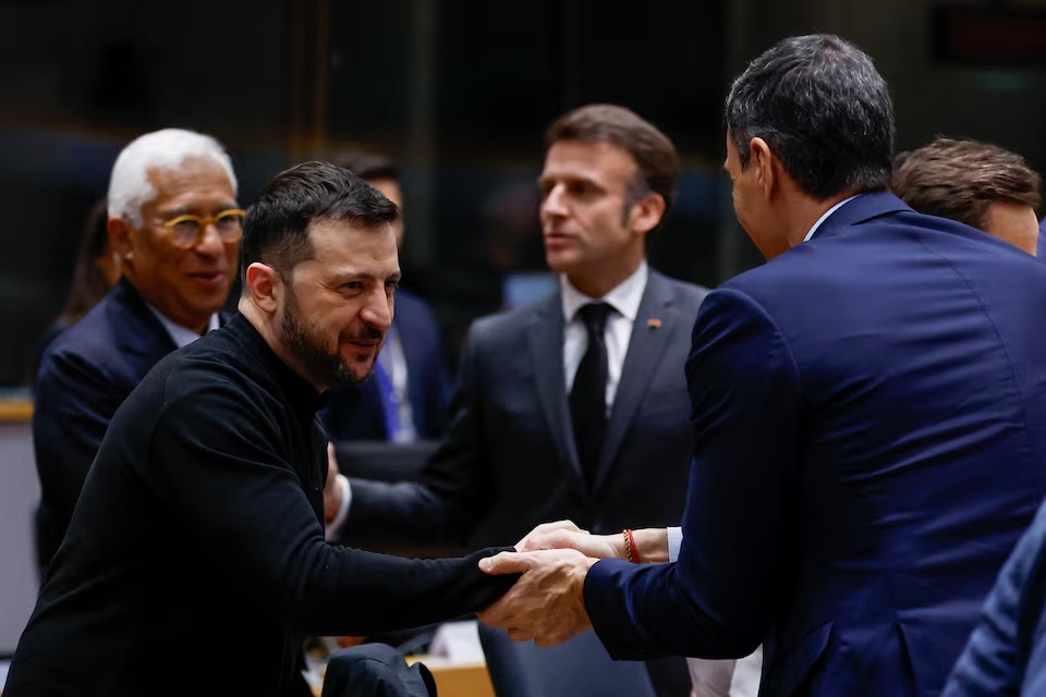 Tổng thống Ukraine Volodymyr Zelensky bắt tay Thủ tướng Tây Ban Nha Pedro Sanchez bên cạnh Chủ tịch Hội đồng châu Âu Antonio Costa và Tổng thống Pháp Emmanuel Macron tại một hội nghị của EU tại Bỉ hồi tháng 3/2025. Ảnh: Reuters