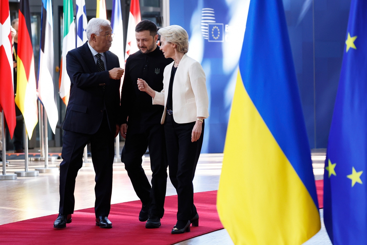 Từ trái sang: Chủ tịch Hội đồng châu Âu Antonio Costa, Tổng thống Ukraine Volodymyr Zelensky và Chủ tịch Ủy ban châu Âu Ursula von der Leyen tại hội nghị ở Brussels, Bỉ ngày 6/3/2025. Ảnh: AP