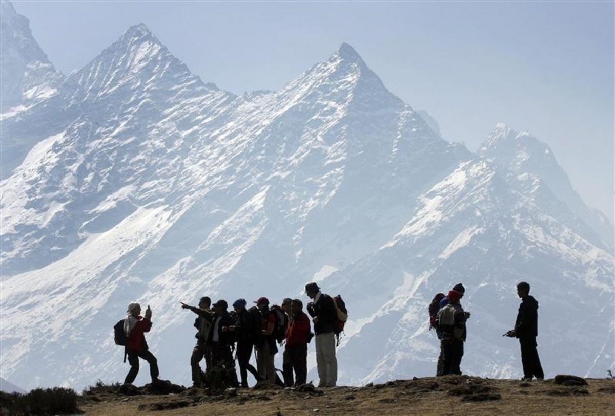 Một nhóm du khách trên đỉnh Everest, Nepal. Ảnh: Reuters