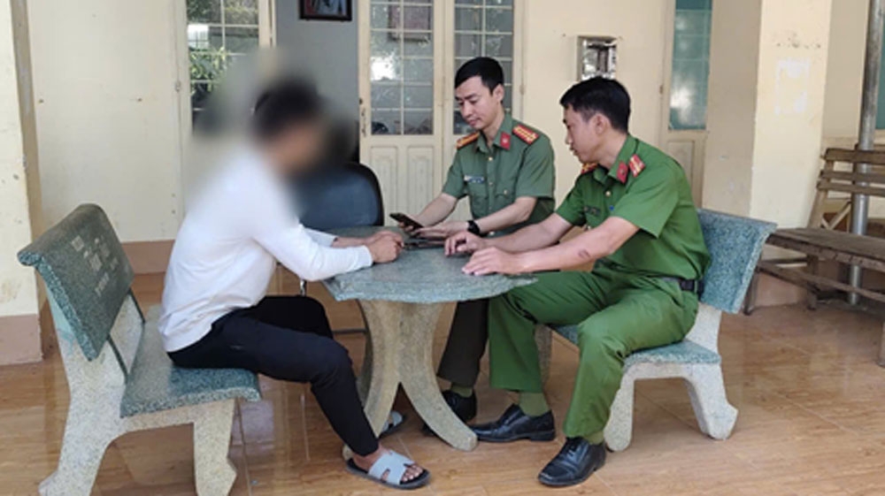 Anh Điểu.Th đang trình bày sự việc với cán bộ Công an xã Tân Hưng. (ảnh: CA)