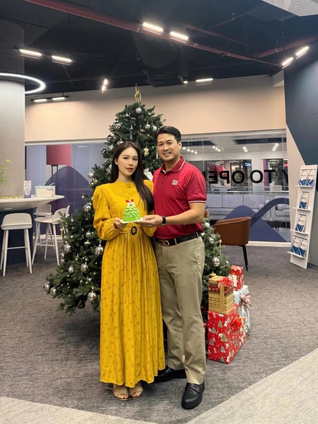 Phillip Nguyễn đăng ảnh tạo dáng cùng Linh Rin bên cây thông Noel và bày tỏ: "Tôi biết ơn vì có vợ là động lực cuộc sống. Cô ấy đã mang đến cho tôi niềm hạnh phúc và phước lành lớn nhất - con gái Caroline của chúng tôi".