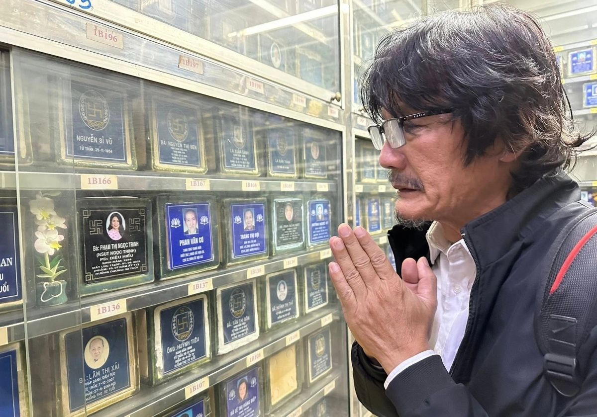 NSƯT Công Ninh đưa bà xã Tuyết Vân đến lễ cúng cố diễn viên Ngọc Trinh, cả hai xúc động rơi nước mắt khi nhìn di ảnh cô.