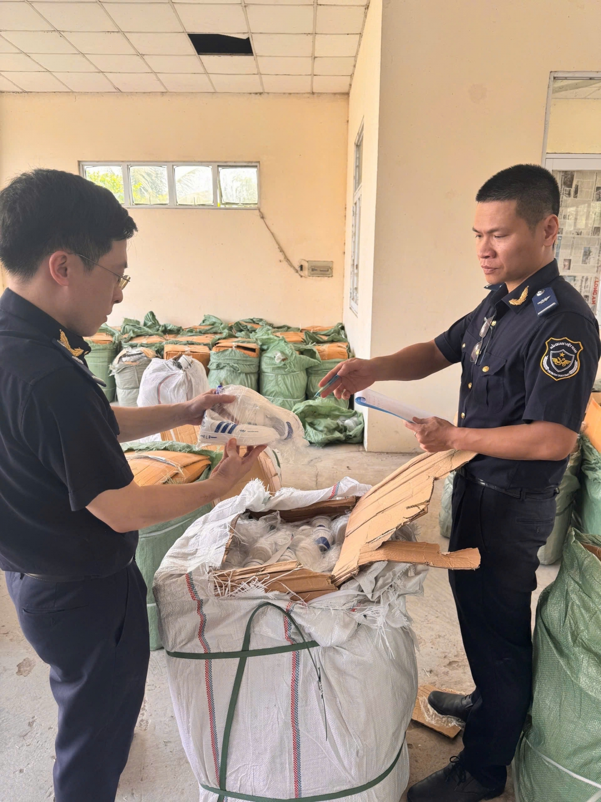 Cán bộ hải quan kiểm tra thực tế hàng nhập khẩu, kịp thời phát hiện vi phạm.