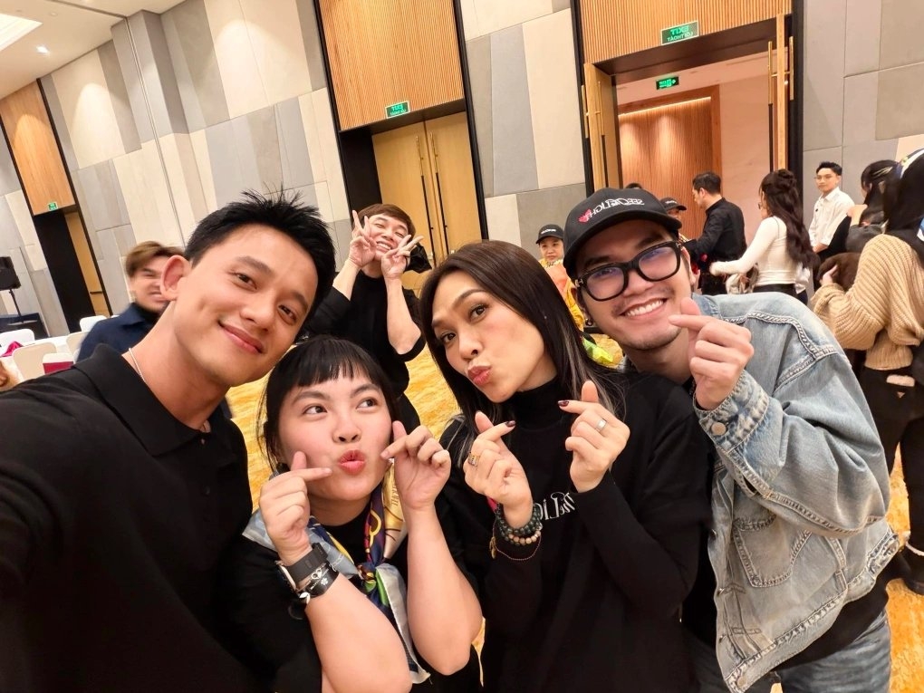 Sao Việt 15/12: Sau concert See The Light tại sân vận động quốc gia Mỹ Đình, Mỹ Tâm tổ chức một bữa tiệc mừng dành cho các thành viên êkíp. Theo một người tham dự, bữa tiệc sôi động đến gần sáng và Mai Tài Phến cũng có mặt để chúc mừng thành công của nữ ca sĩ.