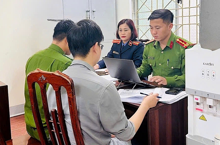 Kiểm sát viên tham gia hỏi cung Dương Văn Đại. (Ảnh: VKSND tỉnh Nghệ An).