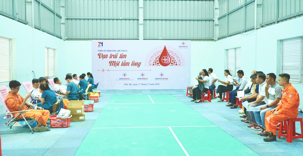 Tình nguyện viên tham gia hiến máu tại Khu Quản lý Vận hành Sửa chữa Nhà máy điện Phú Mỹ.