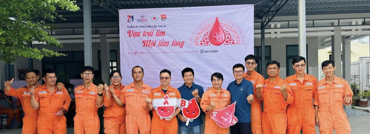 CBCNV Nhiệt điện Vĩnh Tân đăng ký tham gia hiến máu tình nguyện tại tỉnh Lâm Đồng.