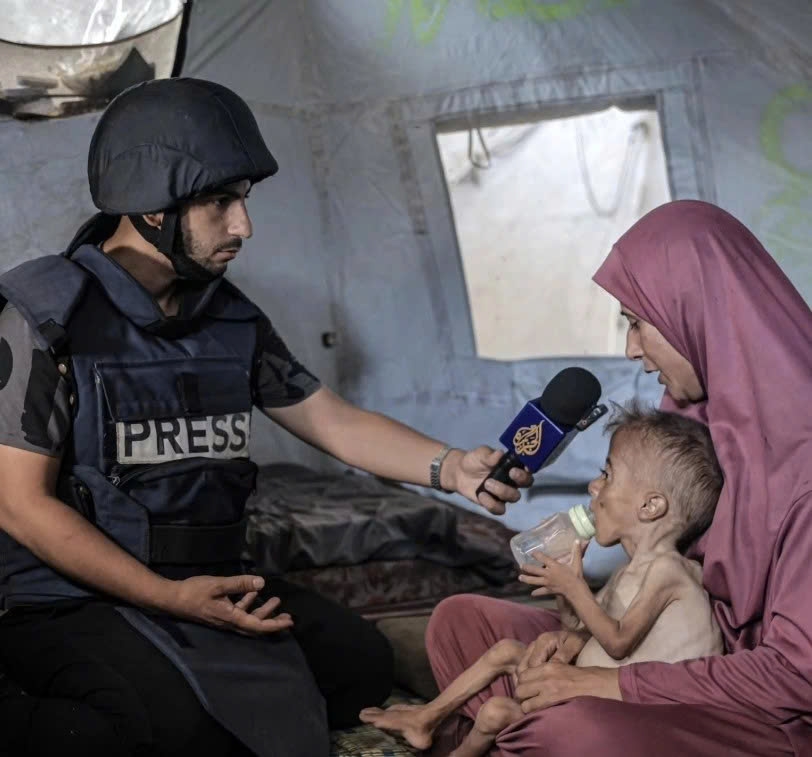 Phóng viên nổi tiếng Anas Al-Sharif tác nghiệp tại Gaza đã thiệt mạng sau 1 cuộc không kích của Israel. Ảnh: Al-Ahram.