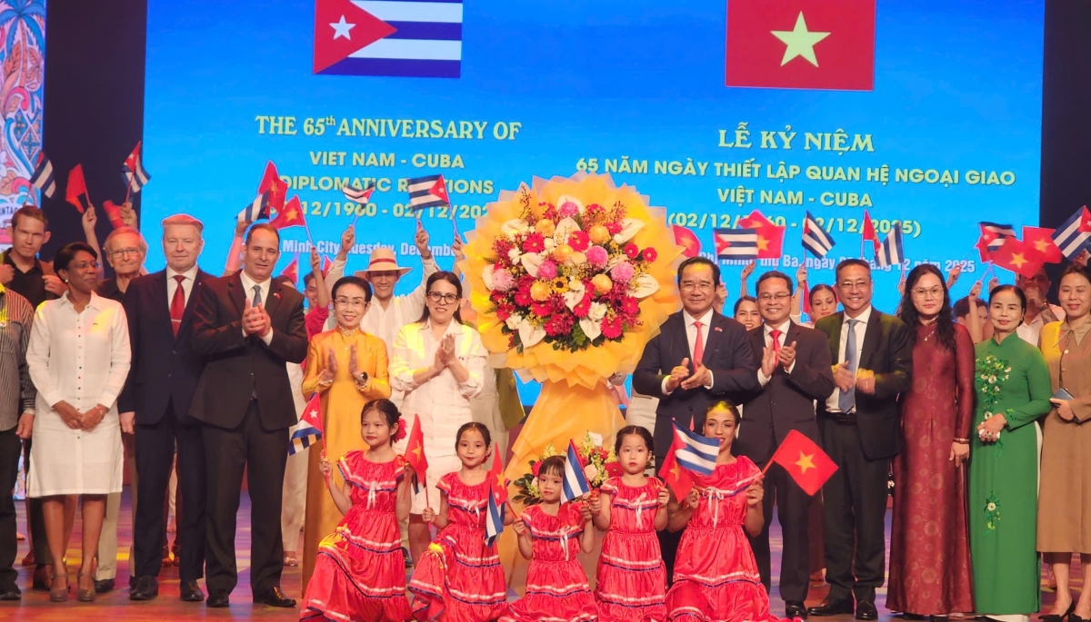 Đại biểu 2 nước chụp ảnh lưu niệm tại buổi lễ