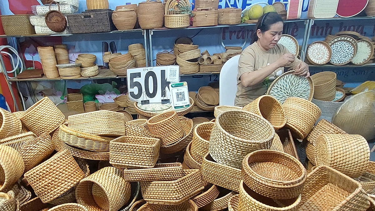 Gian hàng quảng bá làng nghề truyền thống mây tre đan