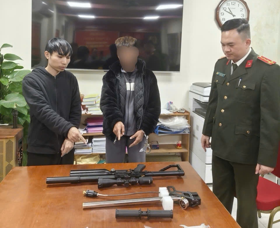 Nguyễn Hà Giang (ngoài cùng bên trái) và khẩu súng PCP tang vật. 
