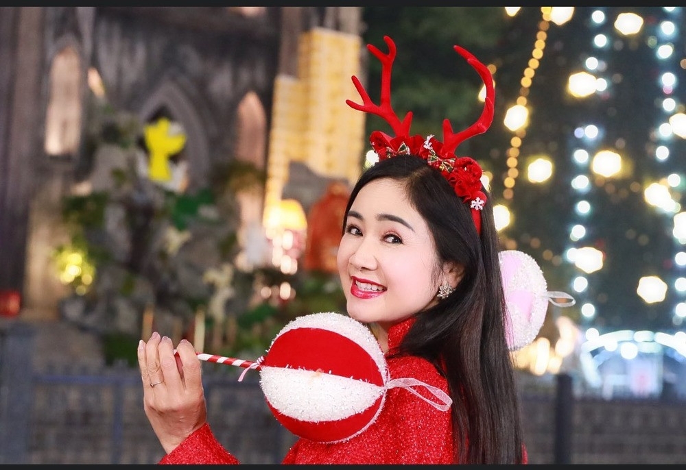 Đón Giáng sinh, NSND Thu Hà chọn tông đỏ - màu sắc chủ đạo của đêm Noel để xuống phố.