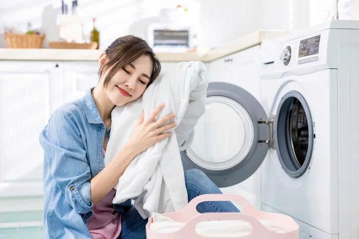 Có thể giặt khô tại nhà thay vì phải mang ra tiệm là điều mà nhiều người băn khoăn. (Ảnh: Happynest)