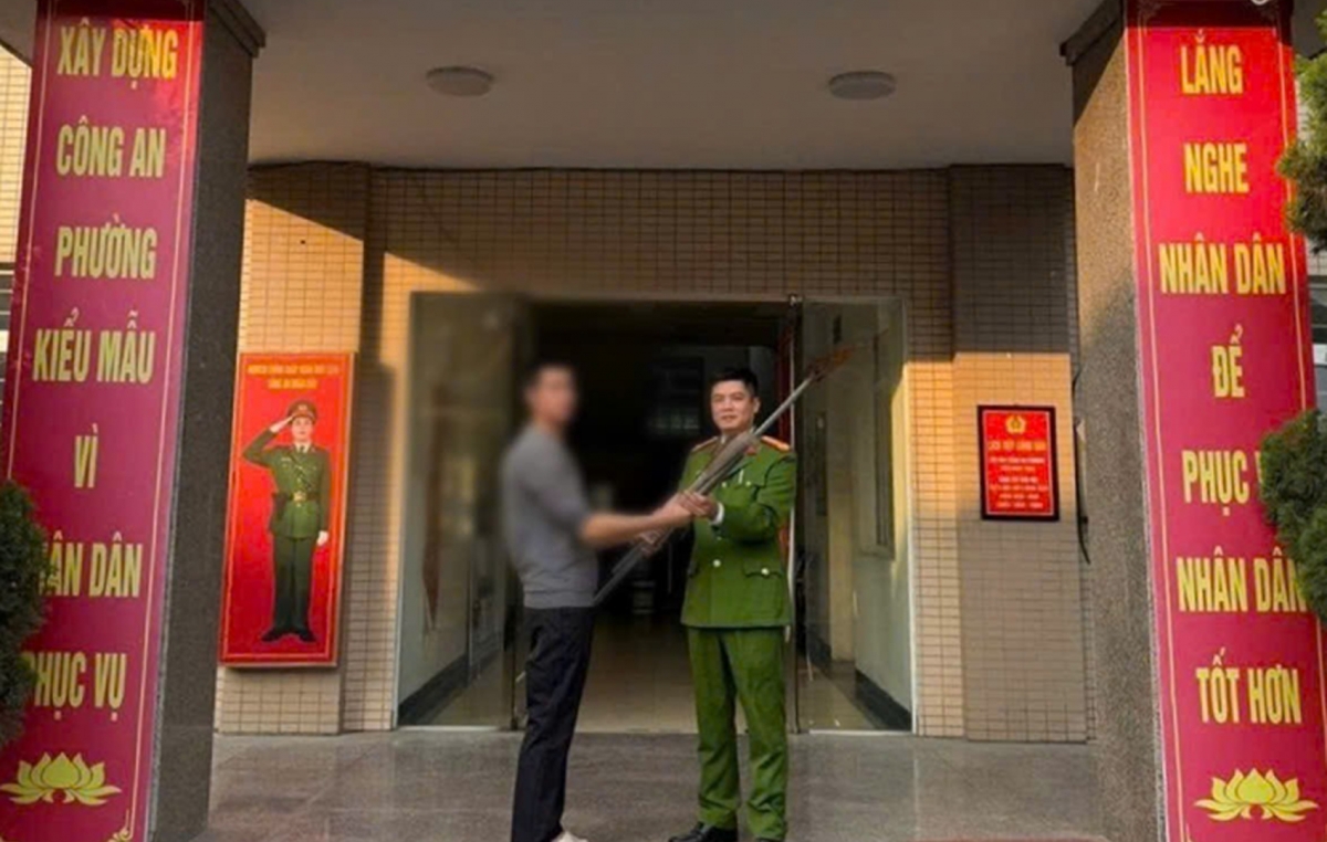 Anh T.M.H trực tiếp mang vũ khí đến công an phường Lĩnh Nam để giao nộp
