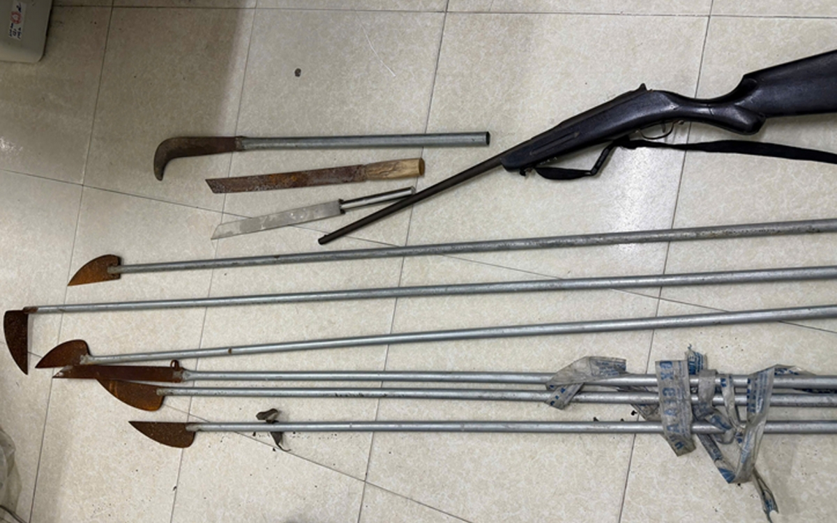 Nhiều vũ khí được người dân giao nộp cho Công an các xã, phường của Hà Nội