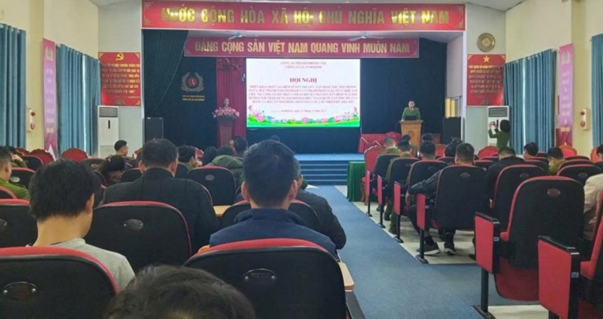 Trung tá Thành tuyên truyền, vận động người dân giao nộp vũ khí, vật liệu nổ