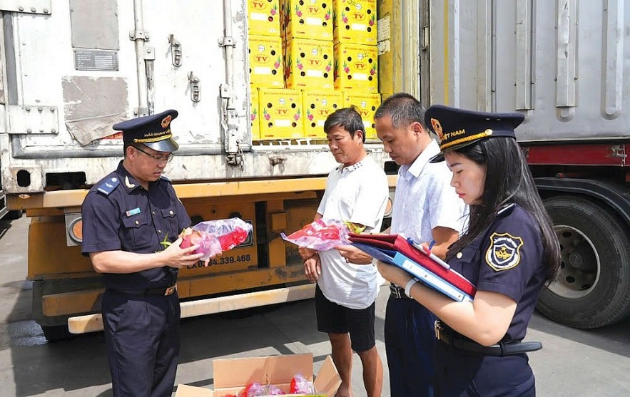 Cán bộ hải quan kiểm tra, thông quan hàng hóa cho doanh nghiệp (Ảnh: CHQ)